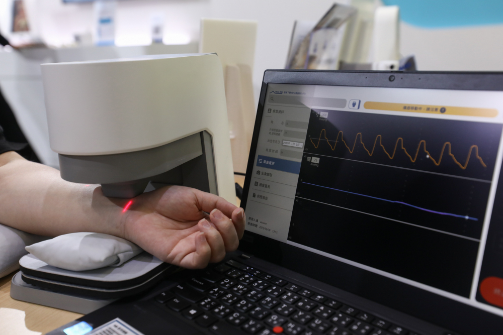 pg电子耘康脈象檢測系統透過電腦精準控制升降系統，還原中醫師三指把脈過程的舉、按、尋手法，將脈象感受轉化成數據，未來可結合大數據分析，實現智慧醫療及準確性